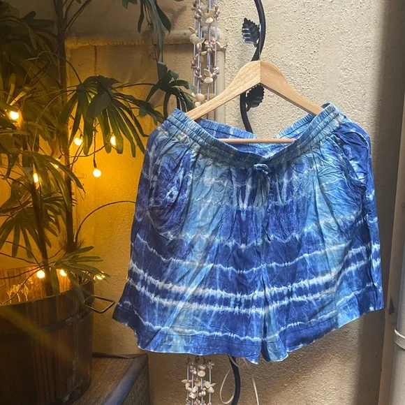 Tie Dye Blue and White Shorts with pocket- S - Picture 5 of 9